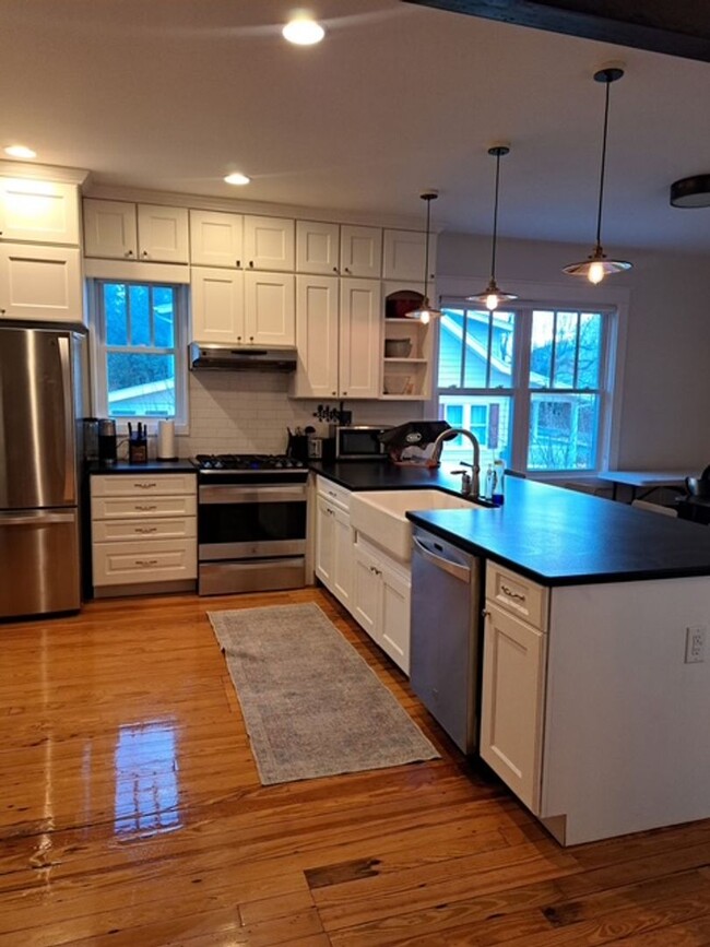 Building Photo - Fully Furnished and Remodeled Home