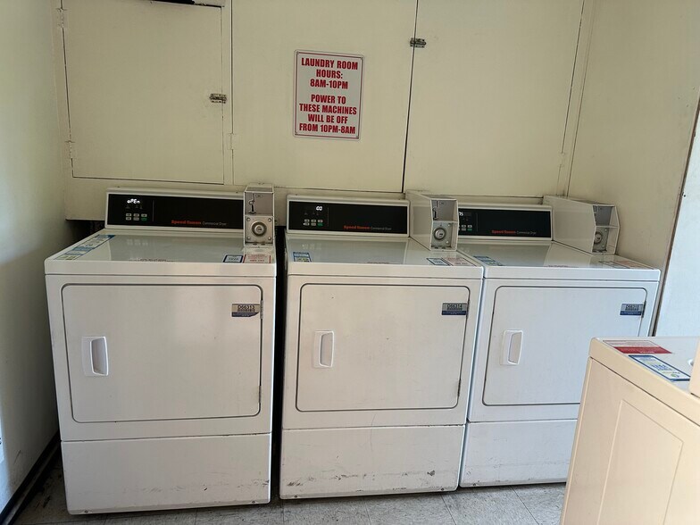 laundry room in the complex - 18307 Burbank Blvd
