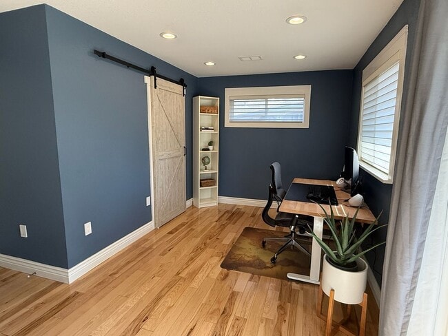 Building Photo - Beautiful 3 Bed 2.5 Bath Home in the Prune...