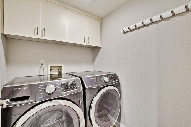 Building Photo - Beautiful and spacious 3 bedroom 2.5 bath ...