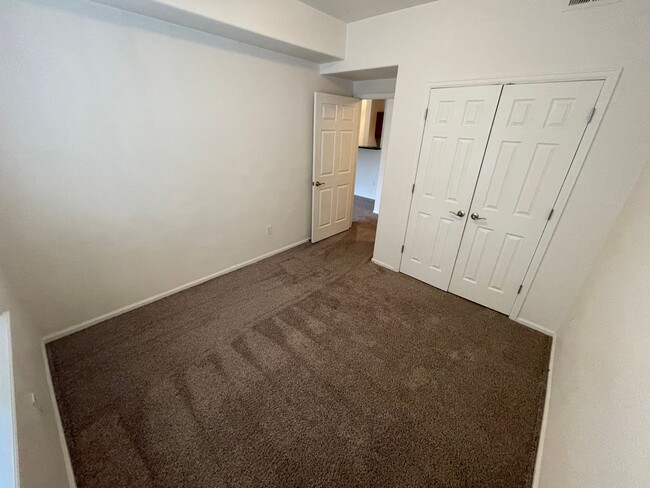 Building Photo - Englewood 2 Bedroom, 2 Bath Condo (Availab...