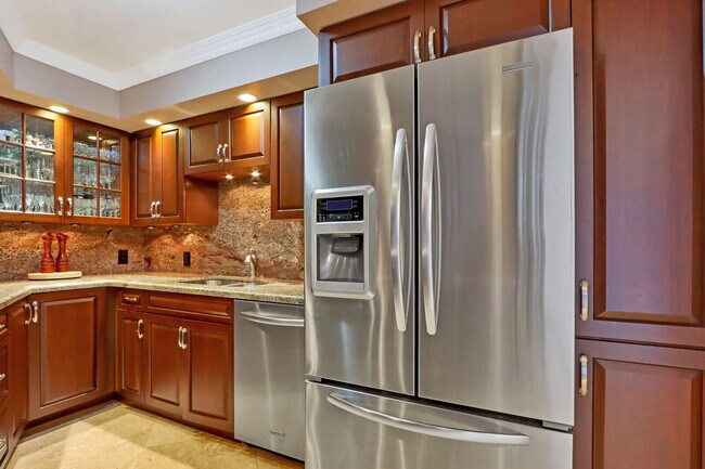 Building Photo - 5420 N Ocean Dr