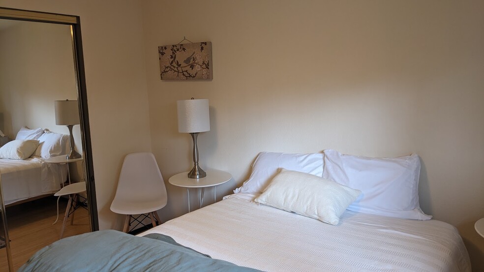 Building Photo - 1524 NE Junior St