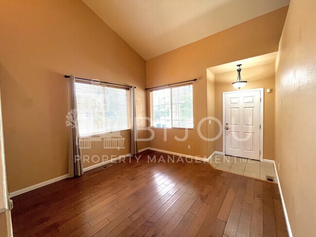 Building Photo - 3739 Range Dr