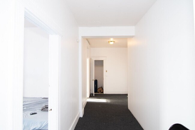 Building Photo - Great BU two bedroom, high ceilings, great living room