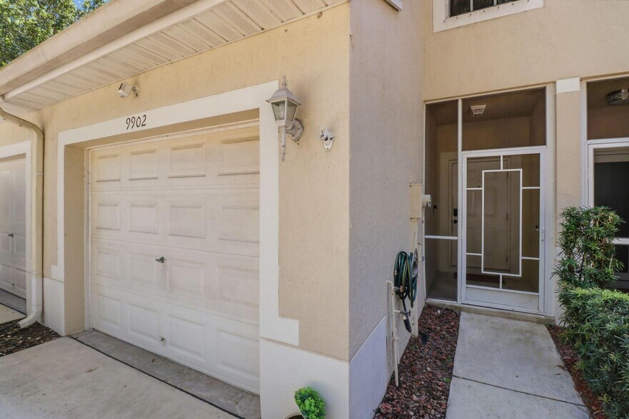 Building Photo - 9902 Lago Dr