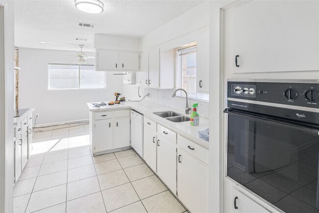 Building Photo - 2719 Meadow Ln