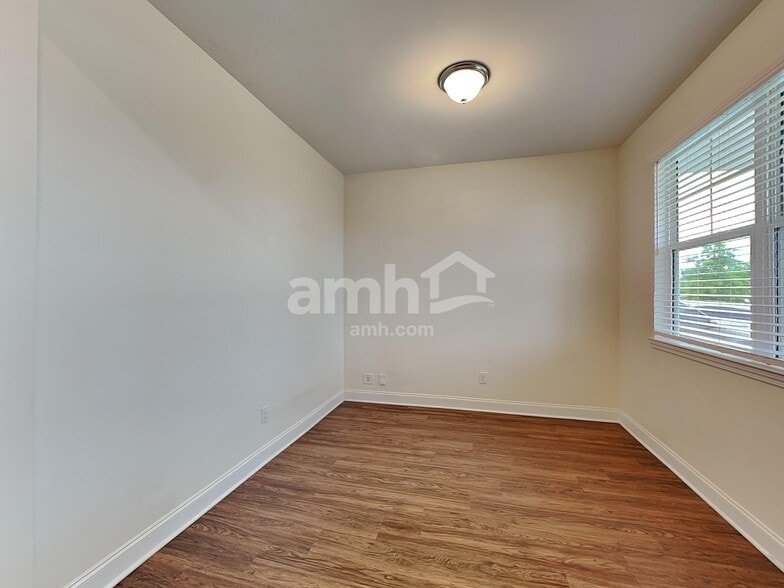 Building Photo - 444 Charity Ln