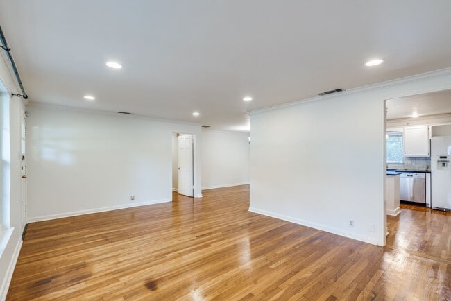 Building Photo - TERRELL HILLS 3-BEDROOM, SINGLE STORY