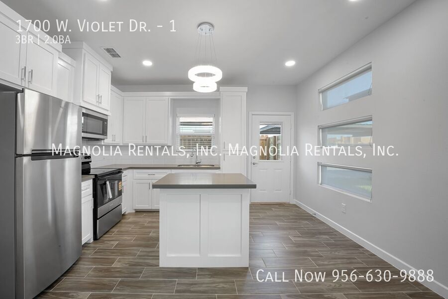 Building Photo - 1700 W Violet Dr