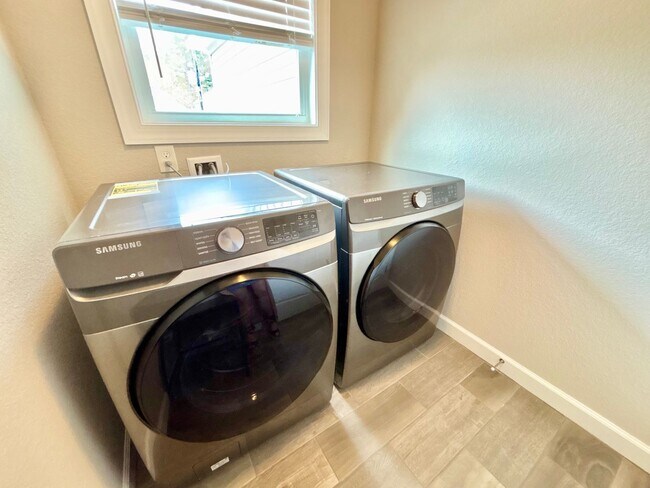 Building Photo - Gorgeous Home in Town Center Virginia Beach!