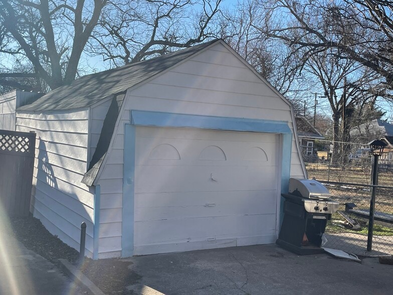 Garage - 212 N McKown Ave