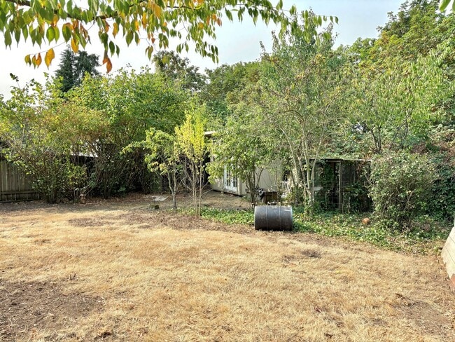 Building Photo - 2915 NE Fremont Dr