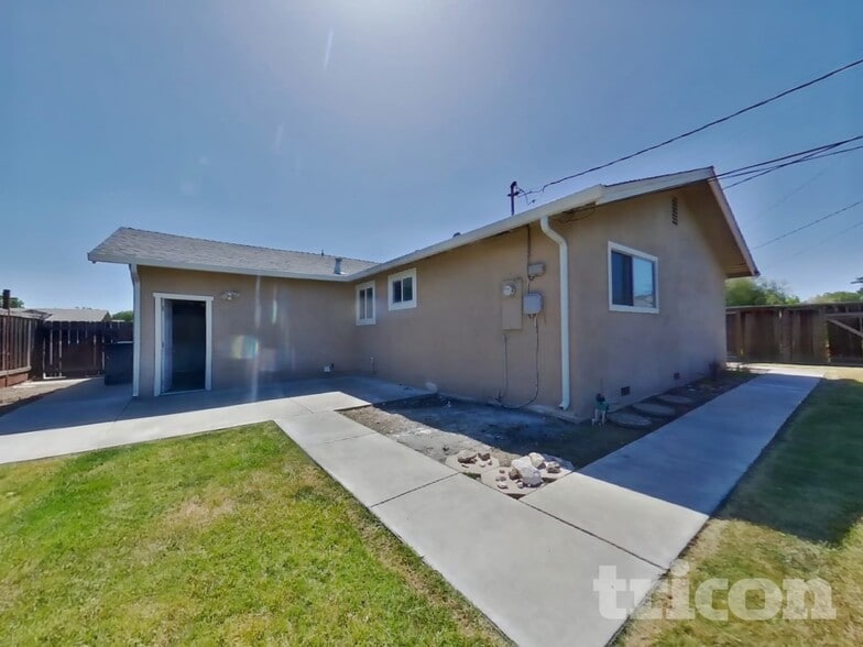 Building Photo - 207 Roger St