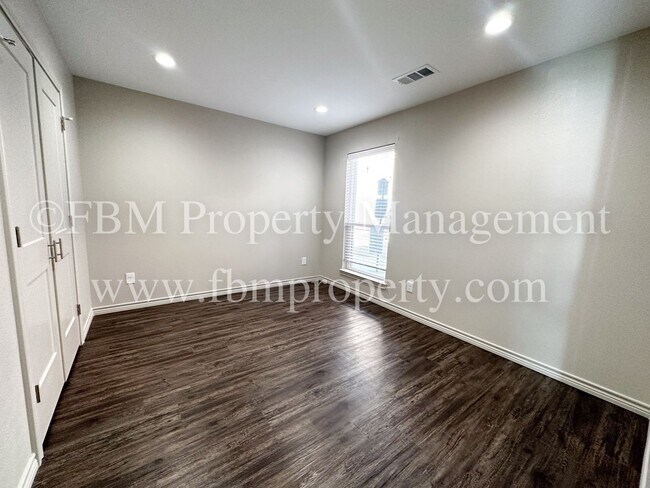 Building Photo - Hidden Creek Townhomes, Unit 311 - Gorgeou...