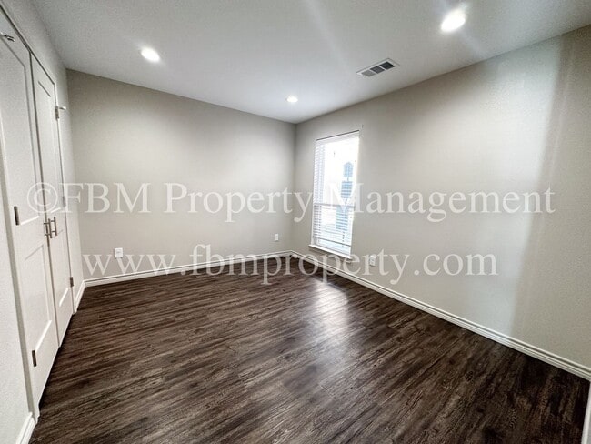 Building Photo - Hidden Creek Townhomes, Unit 311 Gorgeous 2 Bedroom, 2 Bathroom Townhome Home in Ennis, TX!