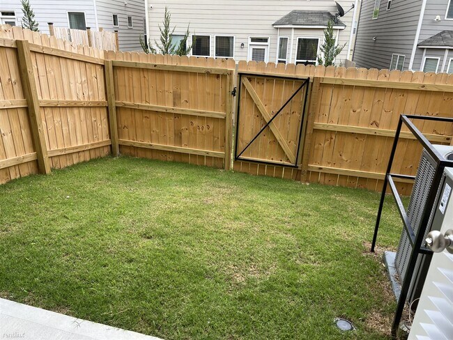 Building Photo - 2 br, 2.5 bath Townhome - 911 Ambient Way