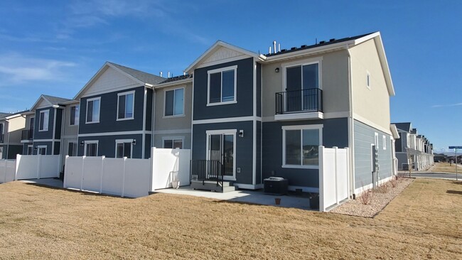 Building Photo - Like New 3 Bd 2.5 Bath Townhome