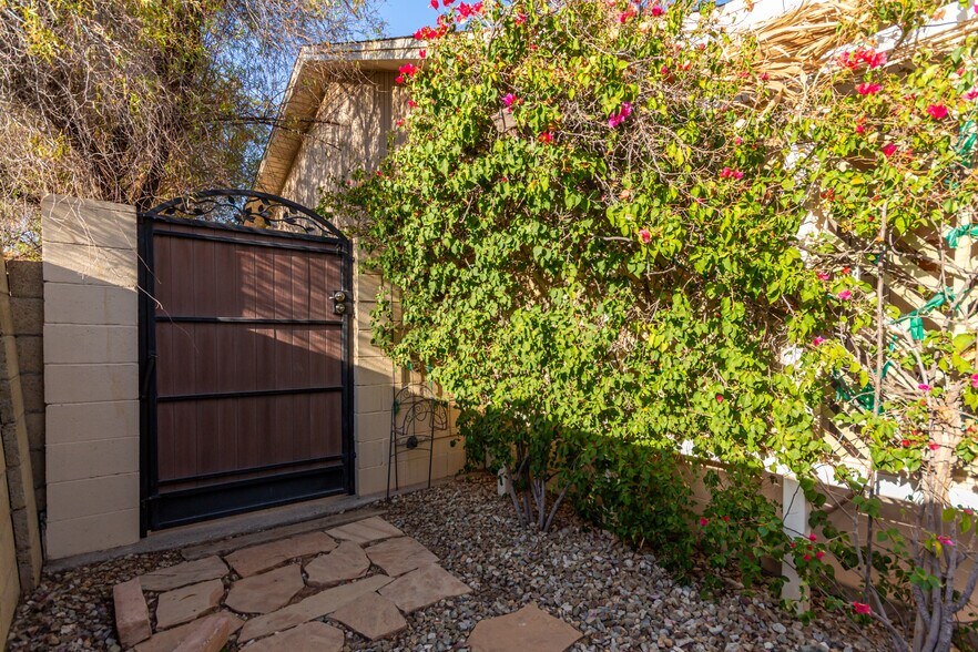 Building Photo - 1013 W Keating Ave