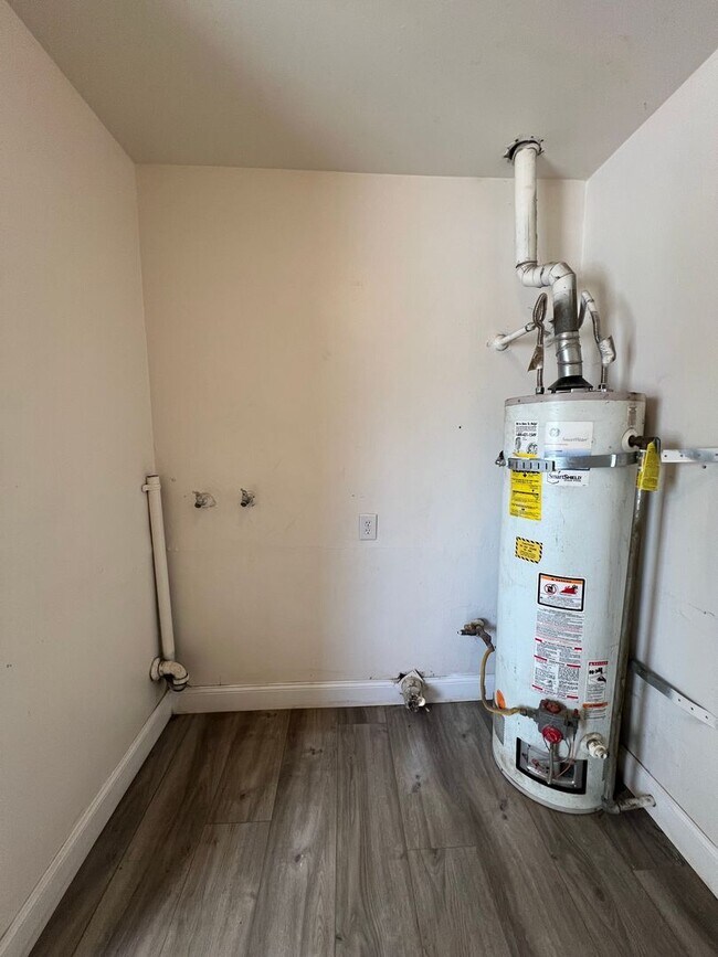 Building Photo - This cute home won't last long with a new ...