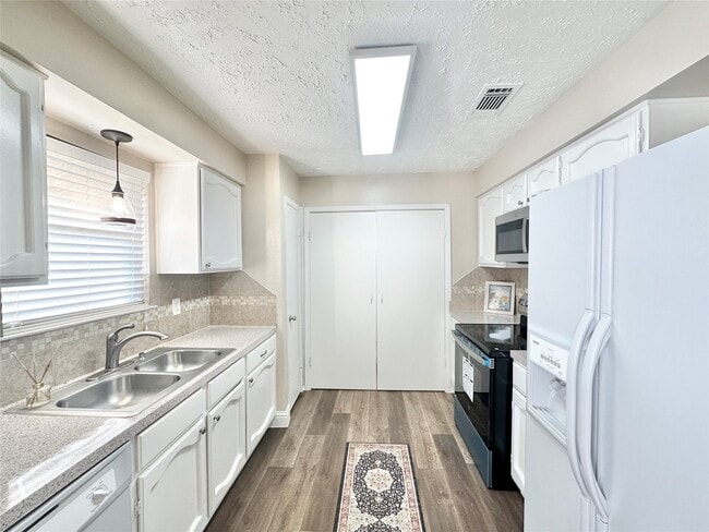 Building Photo - 14227 Cornelia Dr