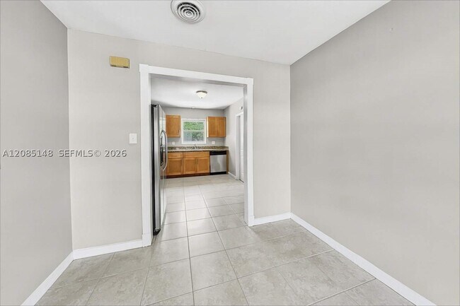 Building Photo - 458 NE 38th St
