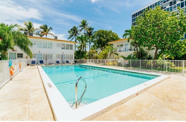 Building Photo - 6865 Bay Dr