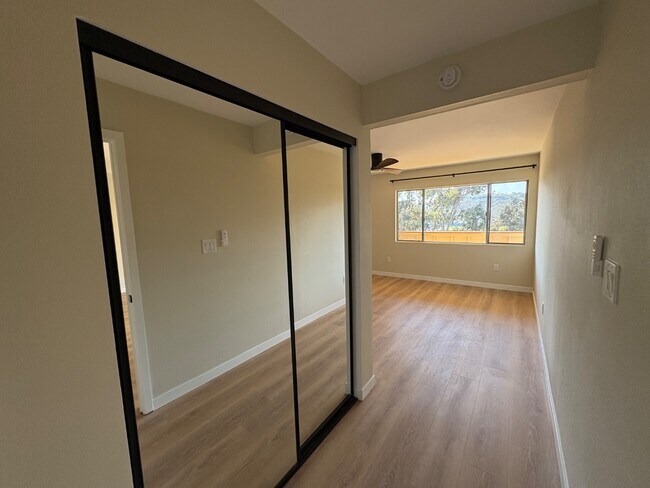 Building Photo - 6816 Hyde Park Dr