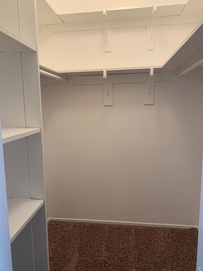Building Photo - 2 bed / 2 bath unit in RSM available August 6th!!