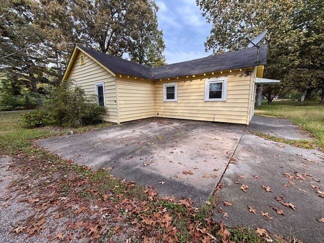 Building Photo - 3 Bedrooms- 2 Bathroom- House in Coosa!