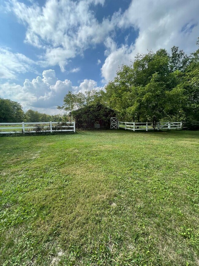 Building Photo - Three Bedroom Single Family Home in the Co...