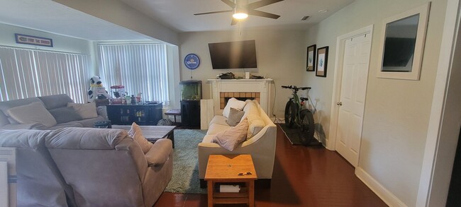 Building Photo - Charming 3 Bed / 2 Bath Home Just Minutes ...