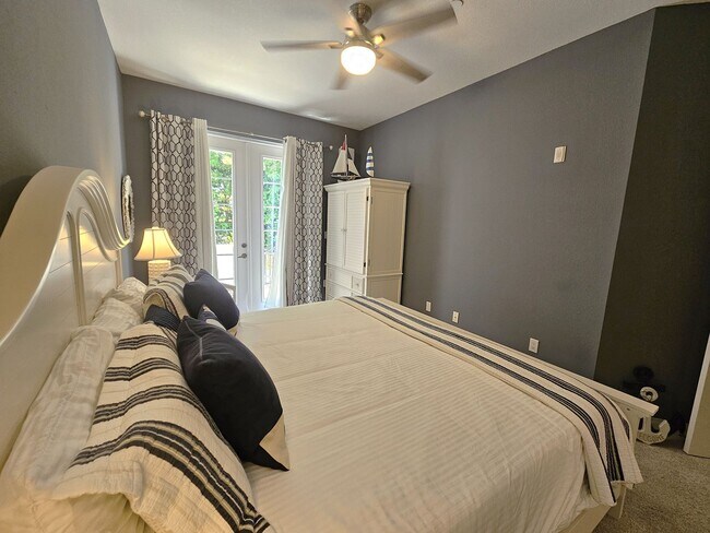 Building Photo - Seasonal Short-Term 2 Bedroom, 2.5 Bath Multi-Level Condo with Balcony and Patio located on Venic...