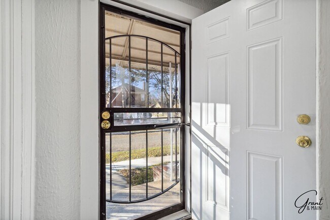 Building Photo - 4 Bedroom 2 Bath $1700