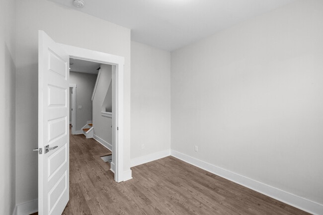 Building Photo - 570 W End Dr