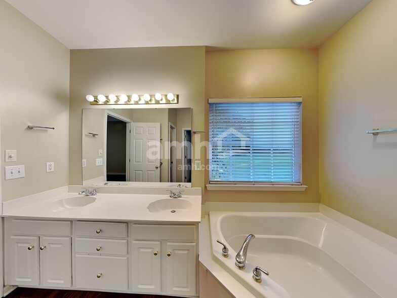 Building Photo - 8207 Abbottsgate Ln