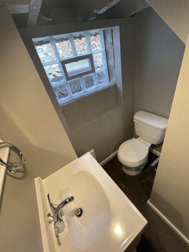 Building Photo - 628 Sidney St