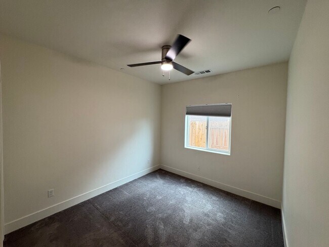 Building Photo - SE Visalia home Rent Ready!