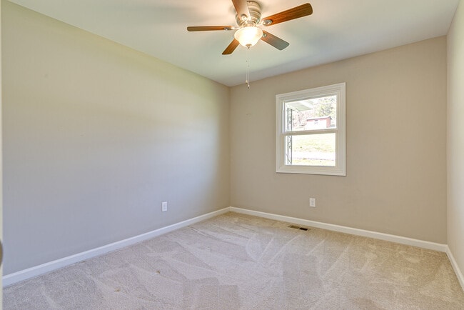 Building Photo - 212 Hillview Dr