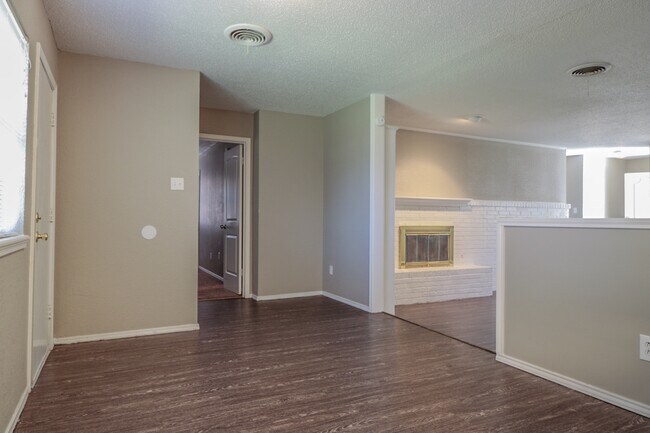 Building Photo - 3 Bedroom 2 Bath Home Ready 7/10!