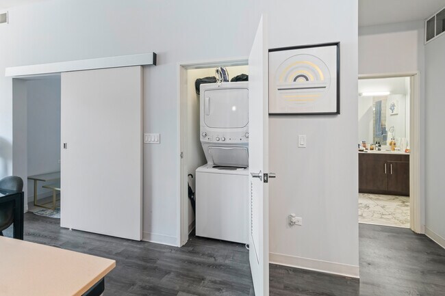 Building Photo - Grand 1 Bed