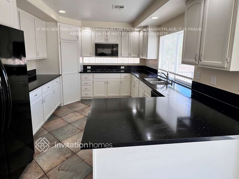 Building Photo - 280 Plaza Carmelina Ct