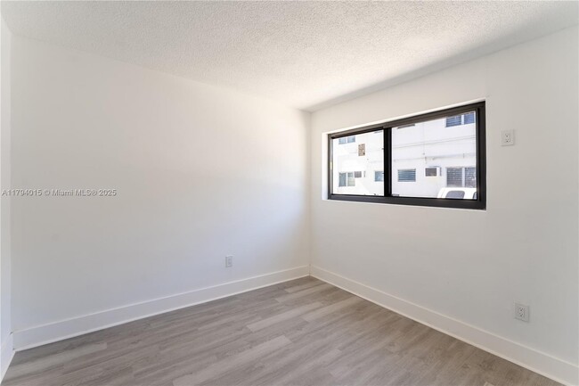 Building Photo - 1515 NW N River Dr