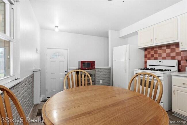 Building Photo - 5048 Glenis St