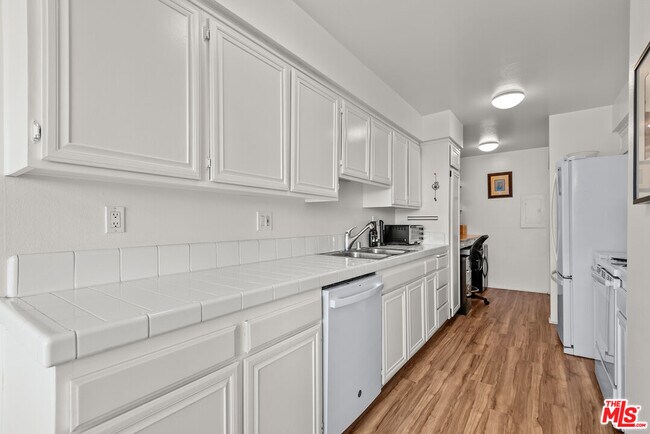 Building Photo - 1340 S Beverly Glen Blvd