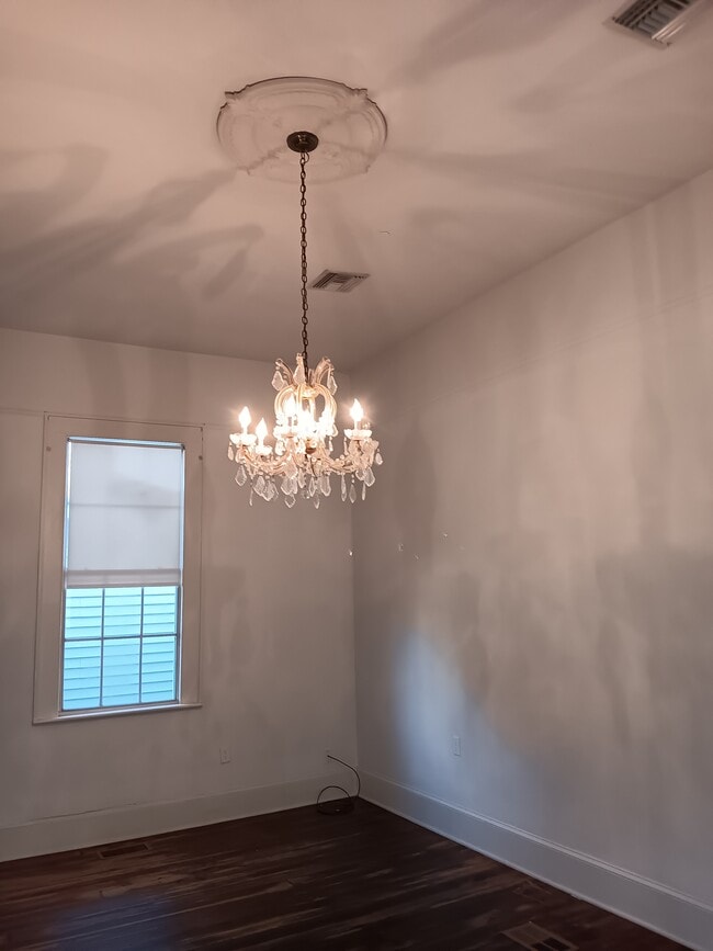 Building Photo - 220 Amelia St