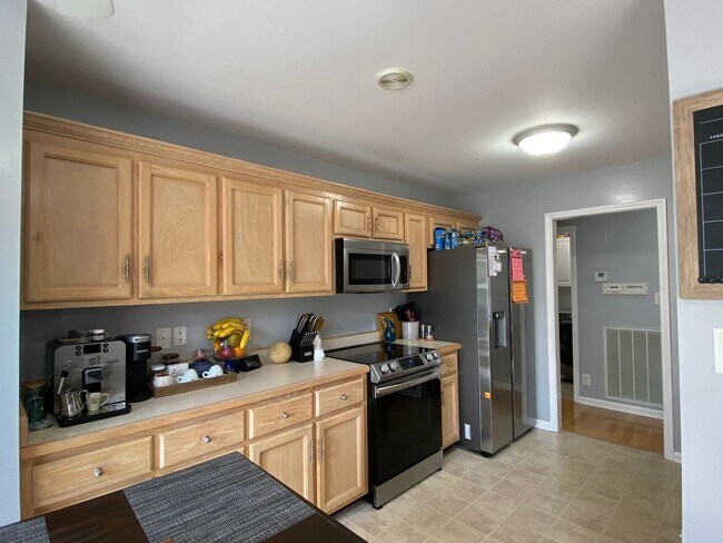 Building Photo - 3672 Fieldstone Dr