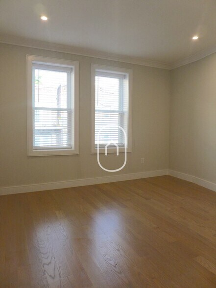 Building Photo - 164 Kelton St