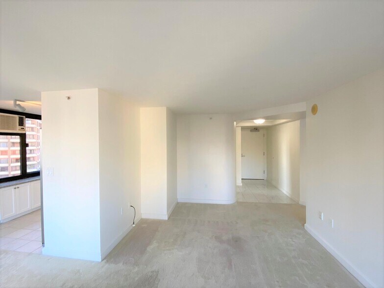 Building Photo - 343 Hobron Ln