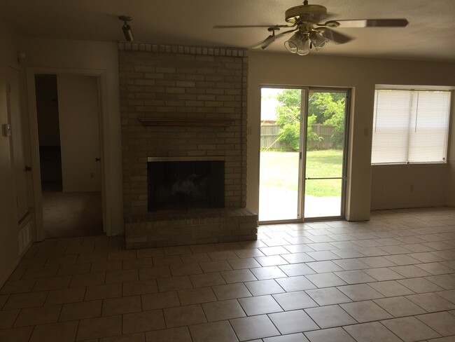 Building Photo - 4310 Prairie Dr